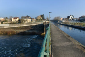 France, Digoin, 2022-01-14. Depuis le pont-canal de Digoin qui enjambe la Loire, vue sur l'aval du fleuve et le canal ge