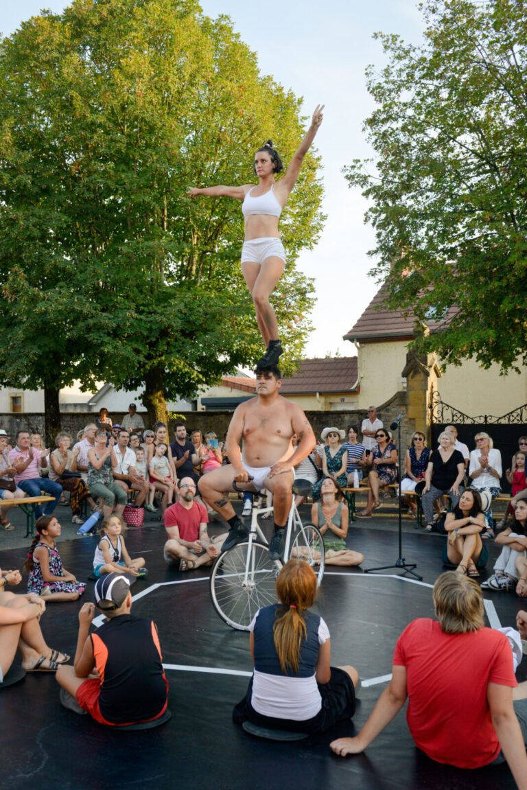 France, Digoin, 2022-08-13. Amanda Delgado and Alejo Gamboa from the company Alta Gama, in their show "Mentir lo minimo"