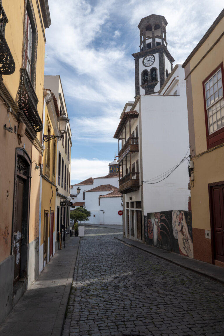 Espagne, SANTA CRUZ DE TENERIFE, 2024-01-09. Spain - Canary Islands - Tenerife 2023-01-09. View of a street in the histo