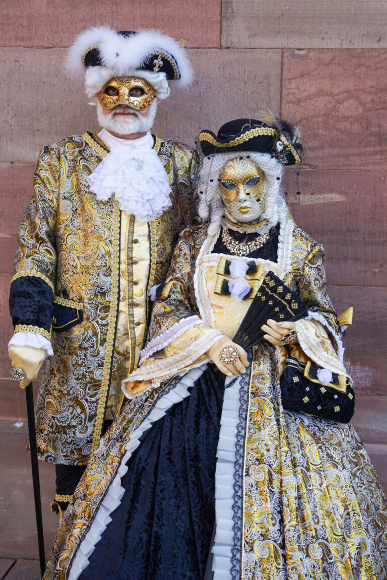 France, Saverne, 2019-09-29. Un couple porte des costumes de carnaval venitien en noir et or. Photographie de Corinne LO