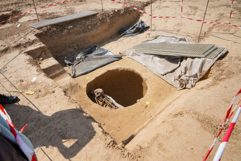 France, Vendenheim, 2019-09-29. Un squelette est couche en position foetale dans une sorte de silo cylindrique. Photogra